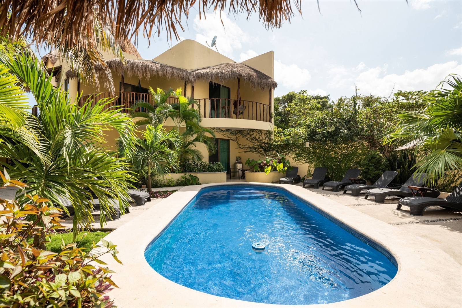 Villas Akalan: pool deck with sun loungers