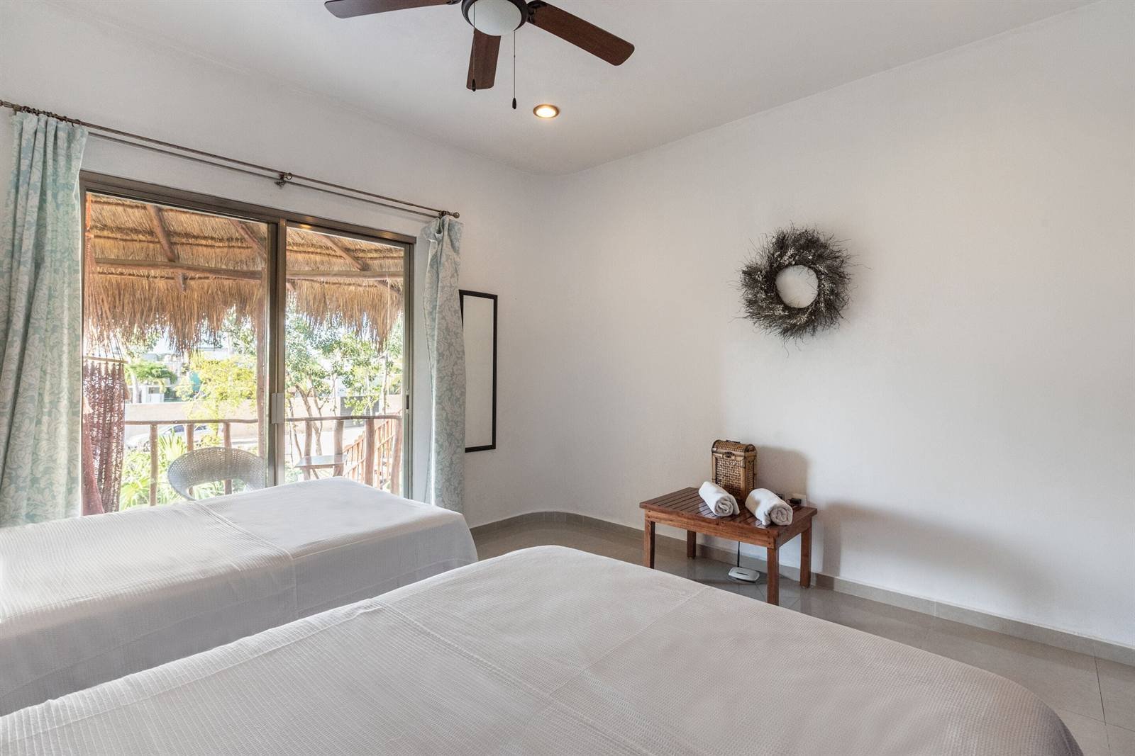Villas Akalan: room with two beds, ceiling fan and a glass door to the terrace